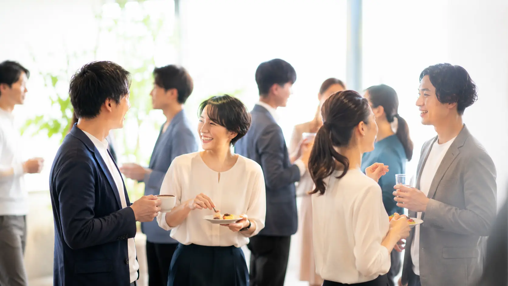 参加者が集まるイベント会場