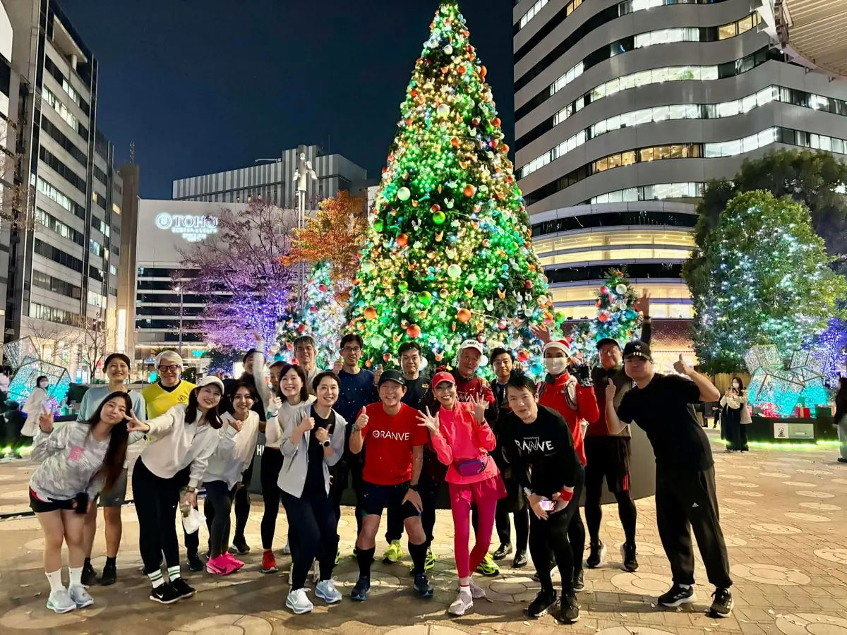 クリスマスツリーの前で集合する参加者