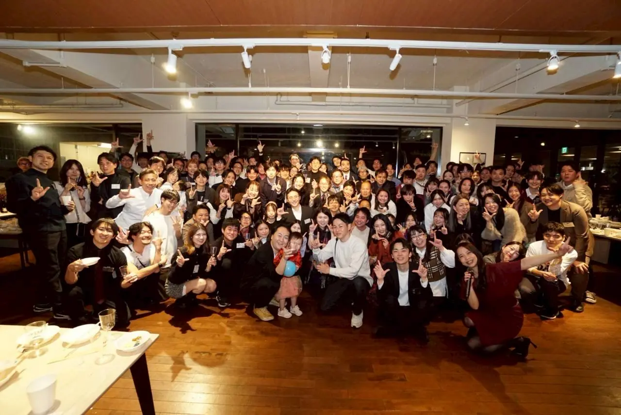室内イベントで集合する参加者